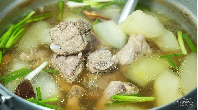 ຕົ້ມຈືດກະດູກໝູ